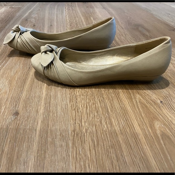 Nude flats with bow. Size 7. - Picture 2 of 4